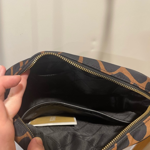 Small giraffe print Micheal Kors purse - Picture 2 of 4